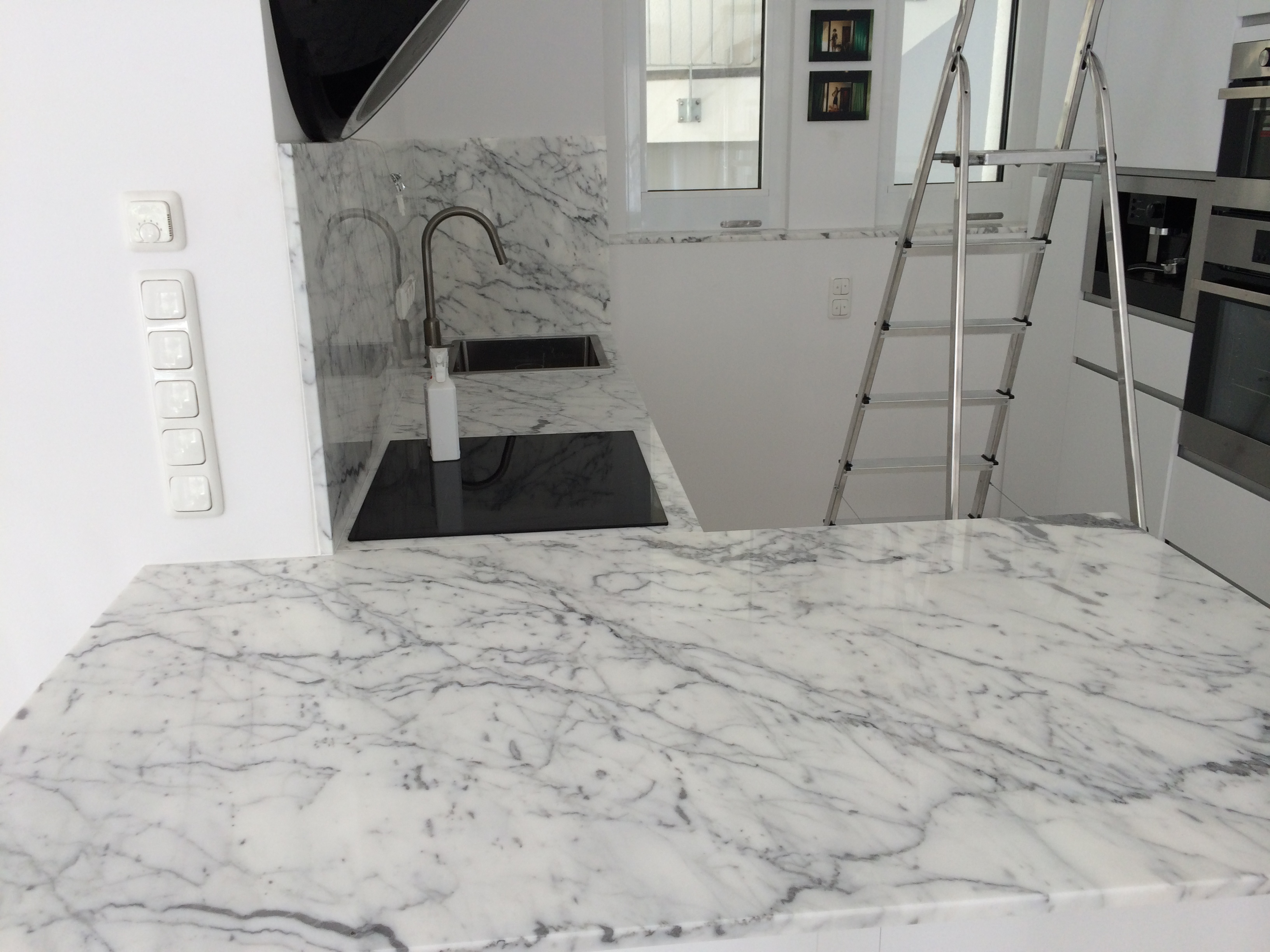 Arbeitsplatte und Küchenplatten aus Marmor, Kalkstein und Travertin