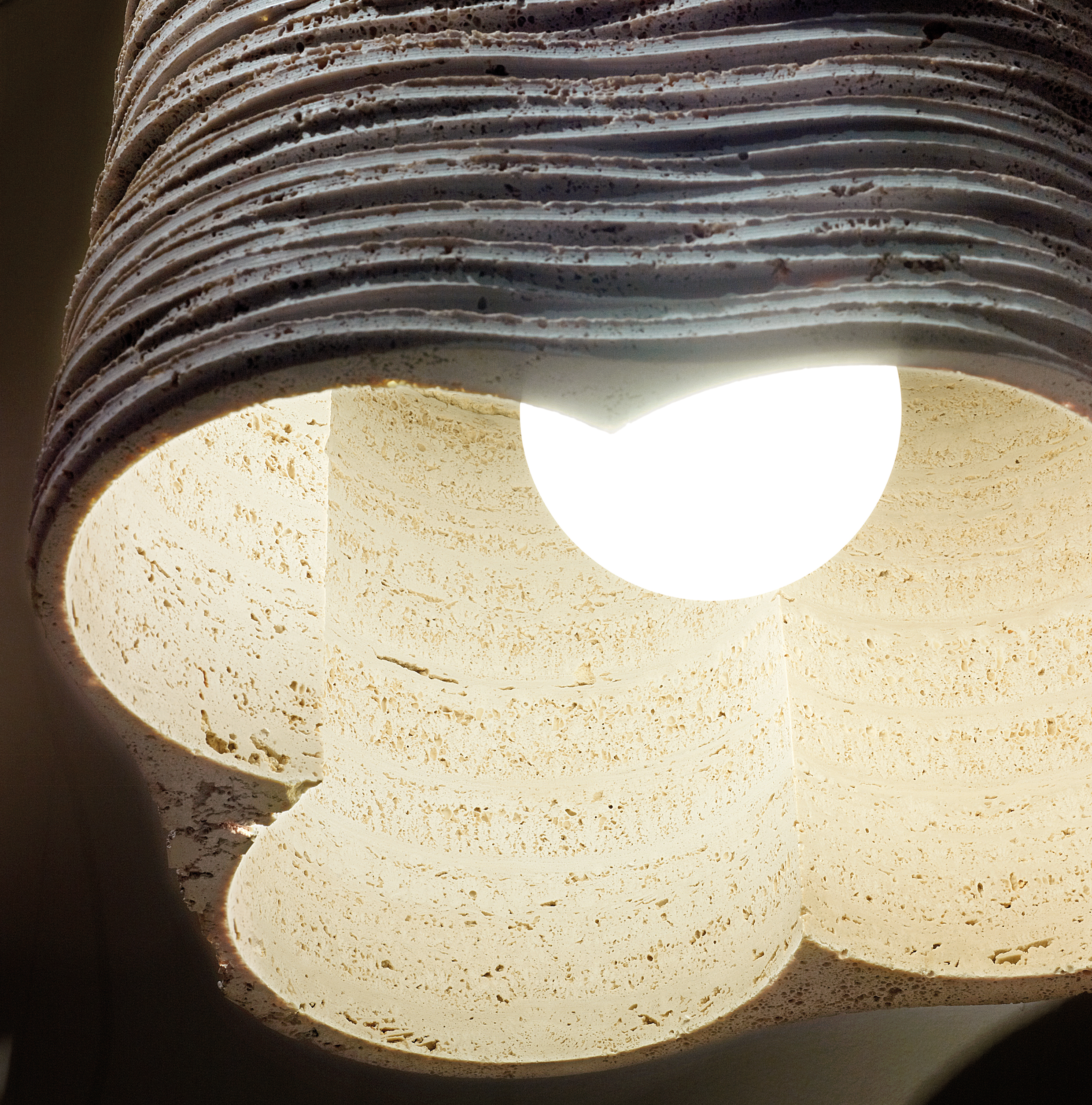 Lampe Strato Groß aus Travertin