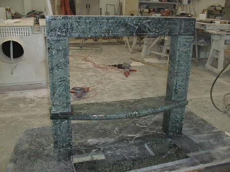 Kamin aus Naturstein