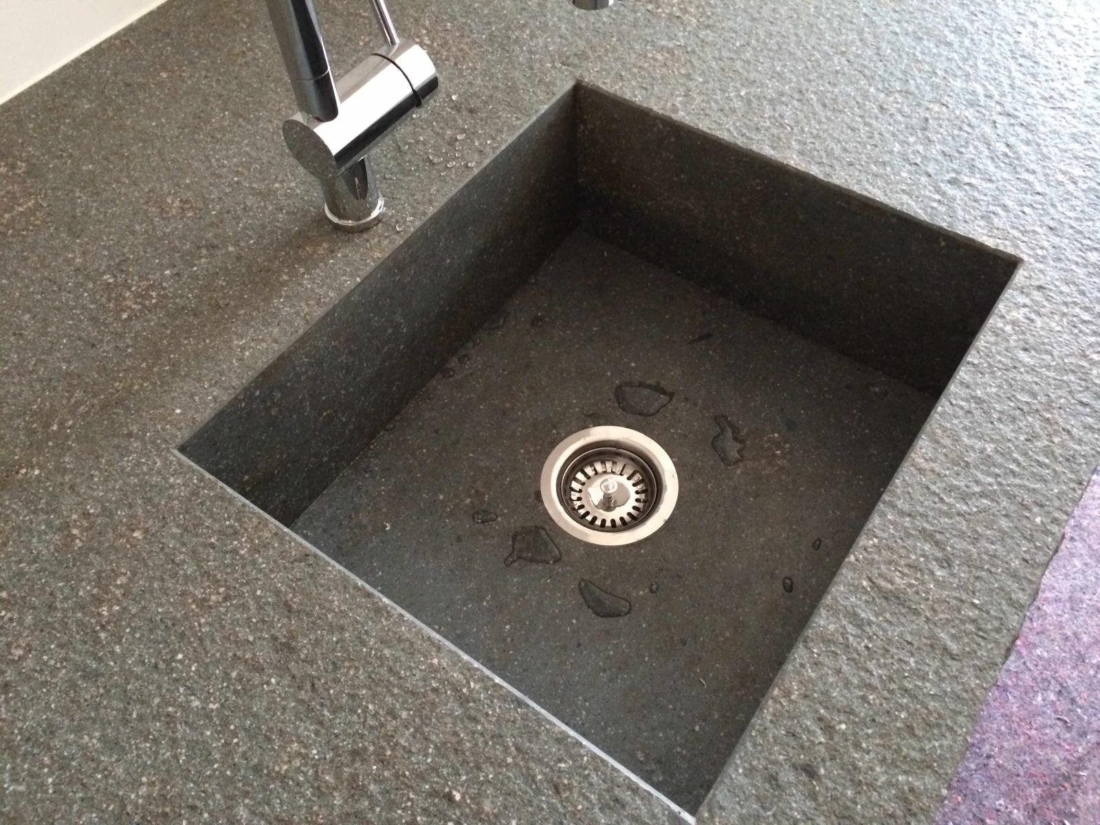 Küchenplatte und Natursteinbecken Küchenplatte und Natursteinbecken