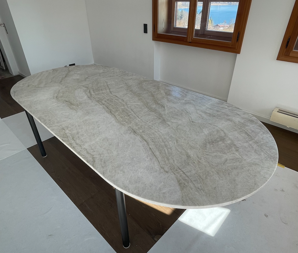 Tischplatten aus Dekton und Silestone