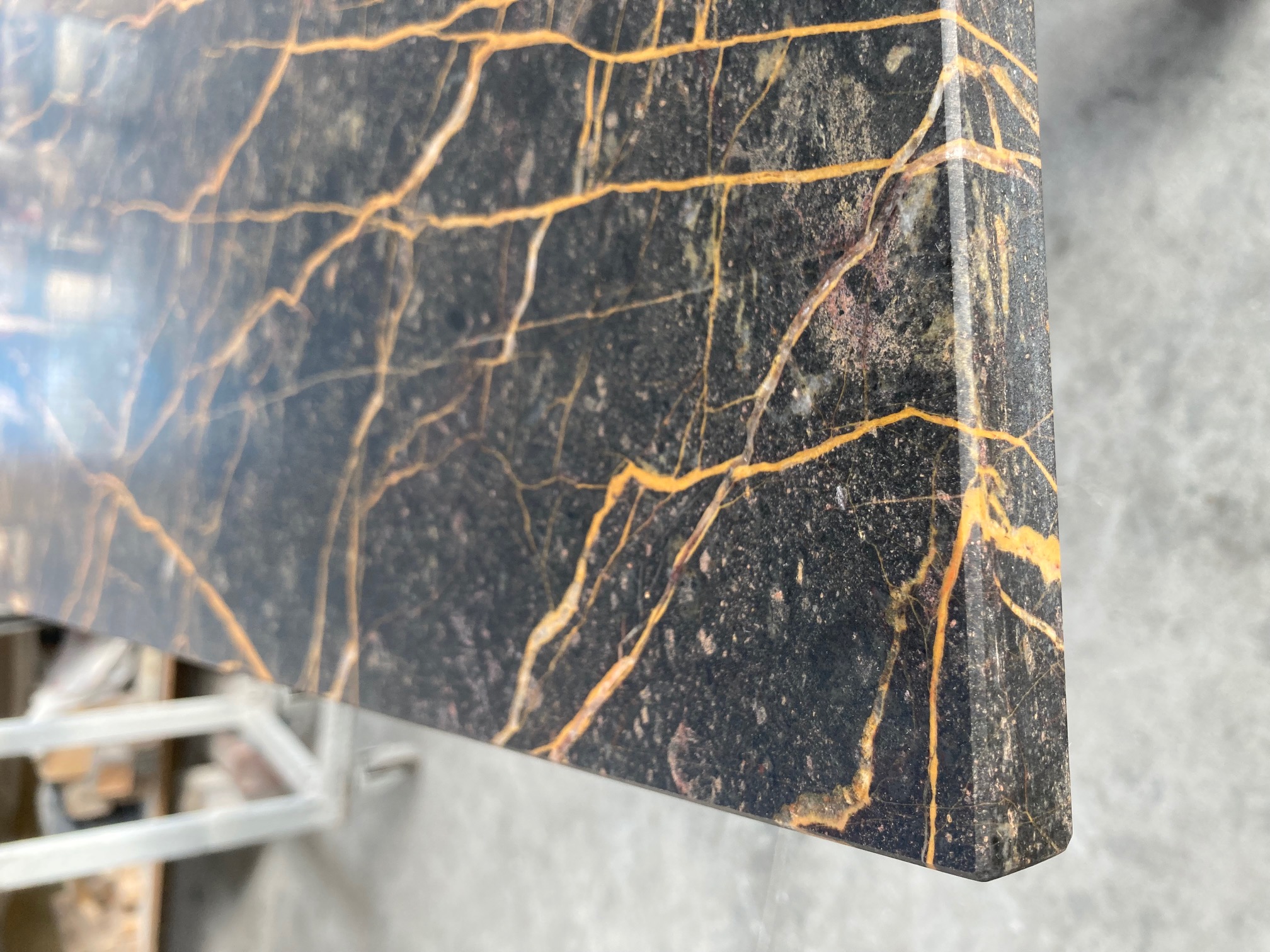 Tischplatten aus dem Marmor Port Laurent