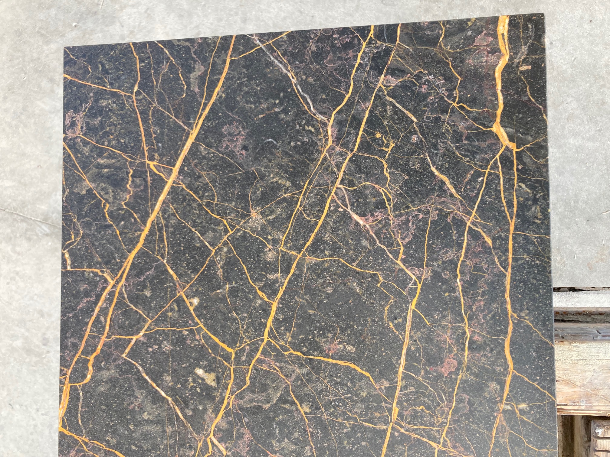 Tischplatten aus dem Marmor Port Laurent