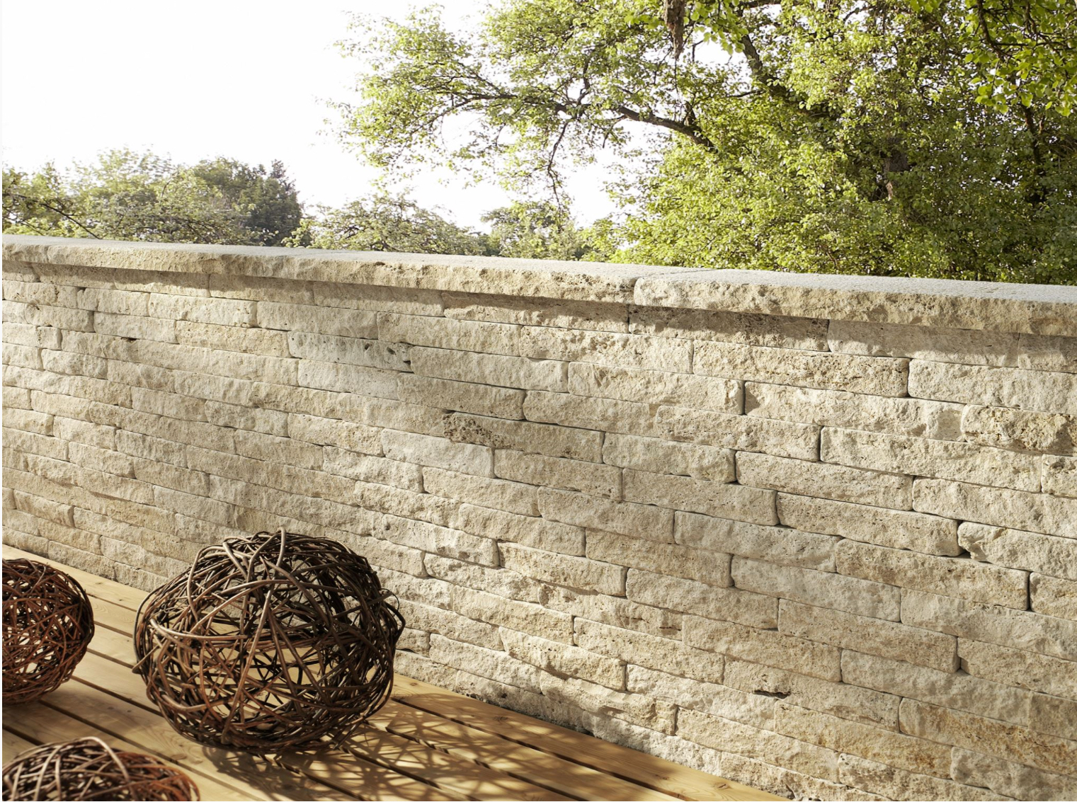 Mauersteine aus Travertin und Kalkstein