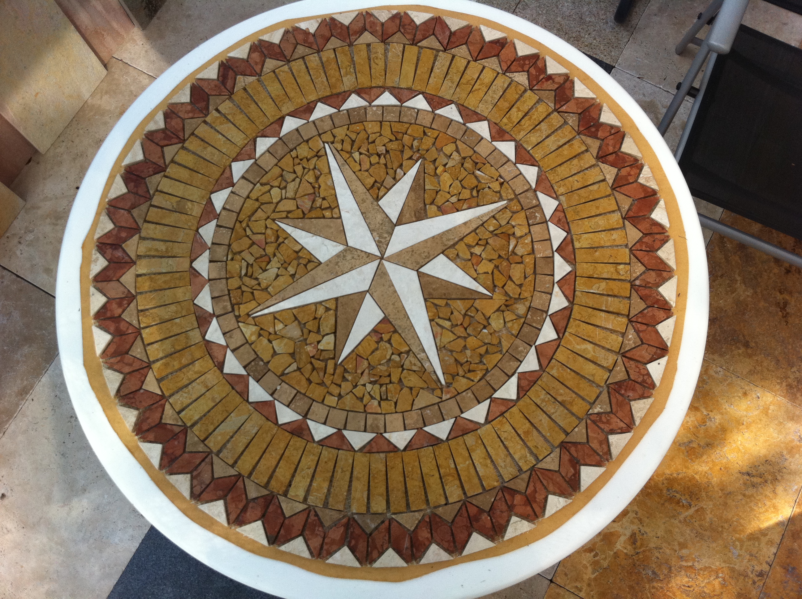 Rosonen aus Naturstein