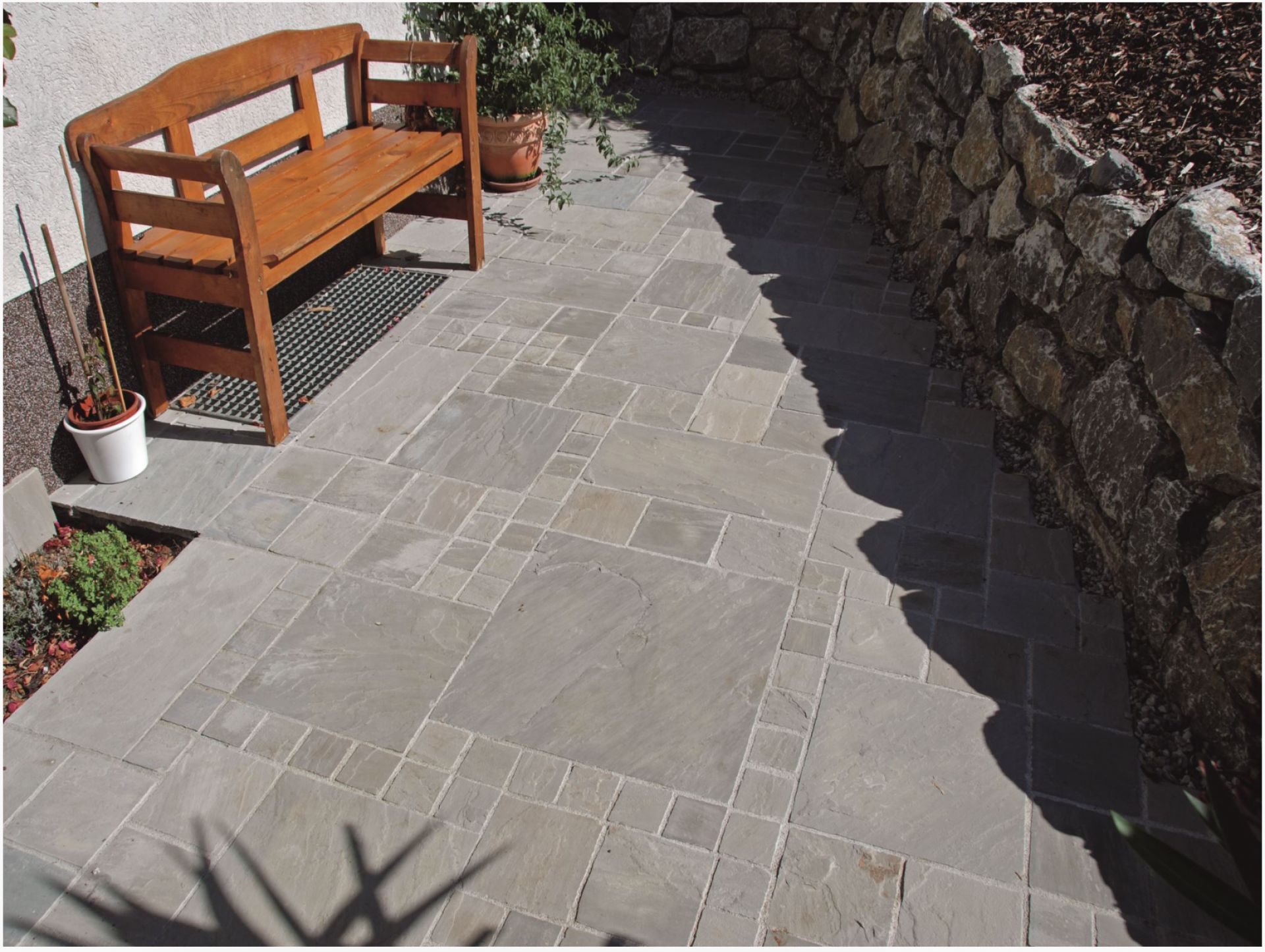 Terrassenplatten aus Sandstein | Natursteinhandel MARMI e GRANITI