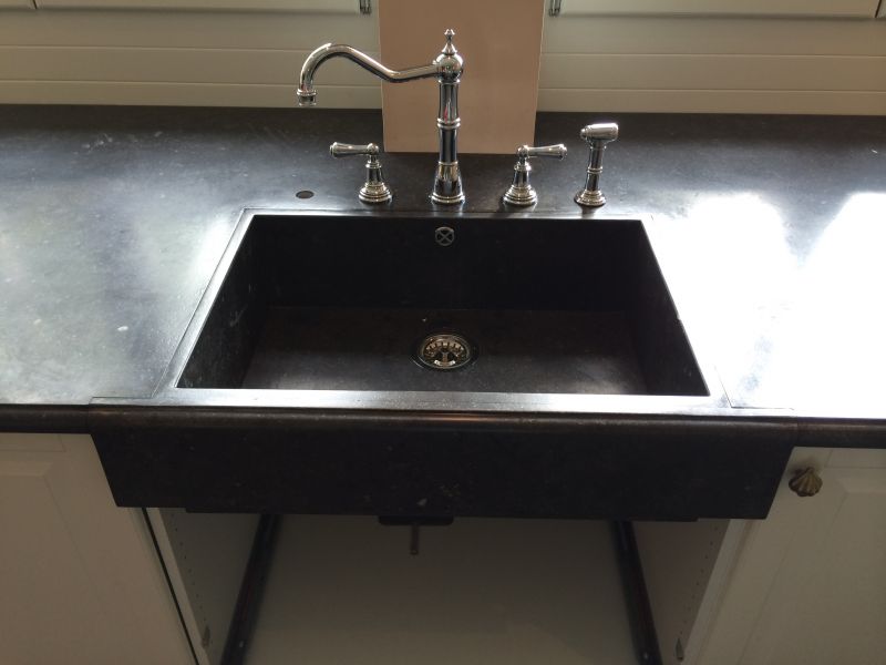 Spüle aus Naturstein und Kunststein